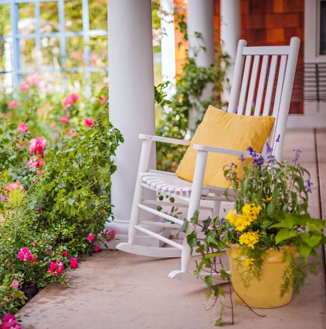 Summer Porch Decor, Spring Porch Decor, Cottage Porch, Porch Sitting, Yellow Cottage, Building A Porch, Country Porch, Summer Porch, House With Porch