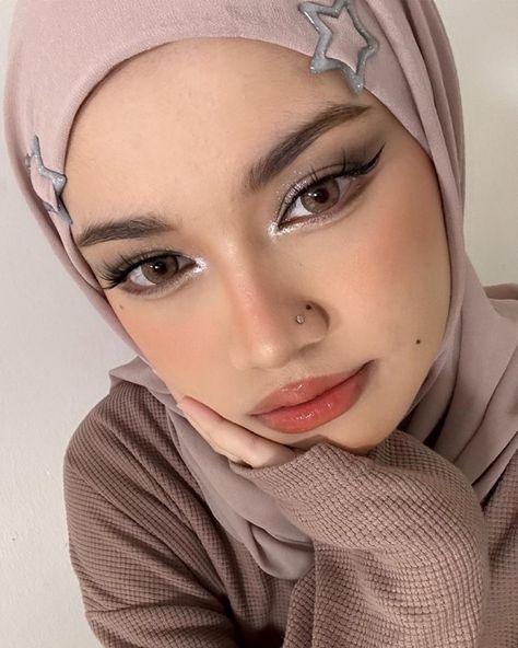 inst: parshonee Makeup Looks Hijab, Hijabi Concert Outfit, Hijab Makeup Look, Hijabi Makeup Looks, Muslim Makeup, Hijabi Makeup, Makeup Job, Makeup Hijab, Hijab Makeup