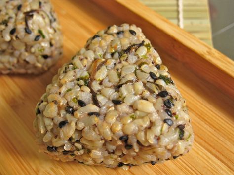 Brown Rice Onigiri Recipe, Kimbap Bento, Vegan Onigiri Recipe, Rice Onigiri, Tofu Broccoli, Onigiri Recipe, Fructose Free, Brown Rice Recipes, Healthy Seeds