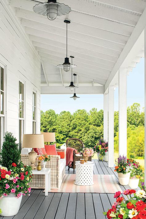 Farmhouse Front Porch Decorating, Farmhouse Front Porch Decor, Modern Farmhouse Porch, Veranda Design, Design Per Patio, Farmhouse Porch Decor, Porch Design Ideas, Balkon Decor, Farmhouse Patio