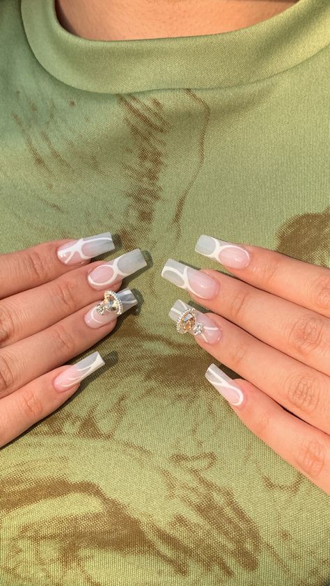 Ongles Vivienne Westwood, Vivienne Westwood Acrylic Nails, White Nails Inspo, Vivienne Westwood Nails, Westwood Nails, Acrylic Nails White, Charms Nails, White Line Art, Long Acrylic Nail Designs