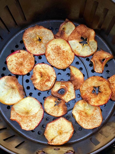 These air fryer apple chips are amazing! Air fried cinnamon apple chips are so healthy and addictive! Air fryer is perfect for dehydrating apple slices! This air fryer apple chips recipe is so easy, you'll love it! Air Fryer Apple Chips, Apple Chips Recipe, Turkey Food, Dehydrated Apples, Cinnamon Apple Chips, Healthy Chips, Crispy Chips, Healthy Afternoon Snacks, Sweet Dips