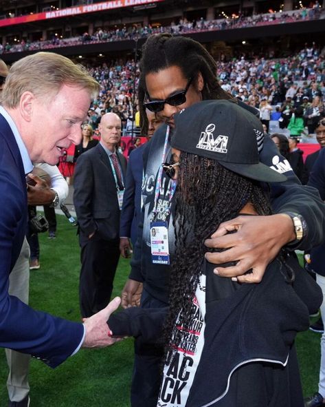 It's Tradition! Blue Ivy Carter, 11, Joins Dad JAY-Z at the 2023 Super Bowl - Emily CottonTop Jay Z Blue, Wavy Braids, State Farm Stadium, Blue Ivy Carter, Beyonce Queen, State Farm, Blue Ivy, All Black Outfit, Jay Z