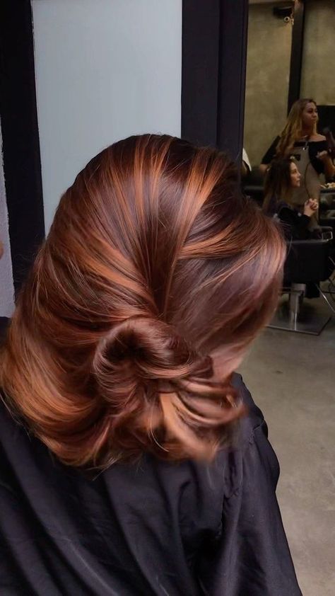 Highlighted Red Hair, Caramel Brunette, Rambut Brunette, Ginger Hair Color, Hair Color Auburn, Hair Done, Hair Color And Cut, Auburn Hair, Beautiful Nail Designs