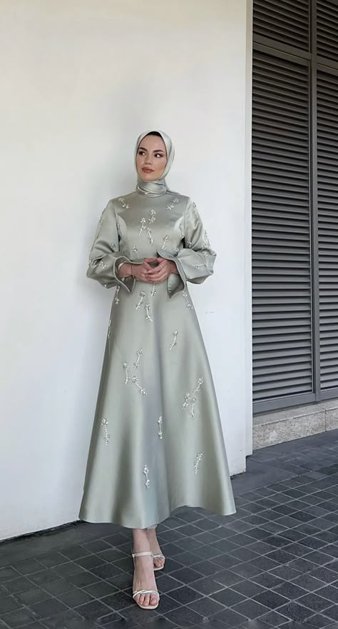 Turkish Evening Gowns, Graduation Outfits Hijab, Payet Leher Simple, Engagement Dress Hijab, Soiree Dresses For Hijab, Silk Dress Long Sleeve, Classy Fashion Chic, Corset Fashion Outfits, Girls Dress Outfits