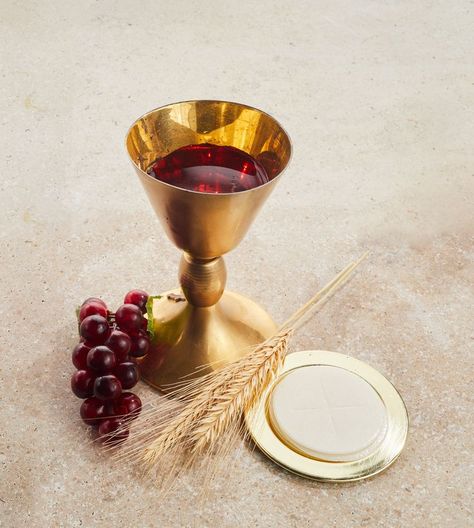 The Eucharist / © vetrestudio via #GettyImages. #Catholic_Priest #CatholicPriestMedia #CanvaPro Jesus Images Hd, Praying For Peace, Christian Background Images, Saint Teresa Of Calcutta, Holy Eucharist, Eucharistic Adoration, Mother Mary Images, The Eucharist, Beer Advertising