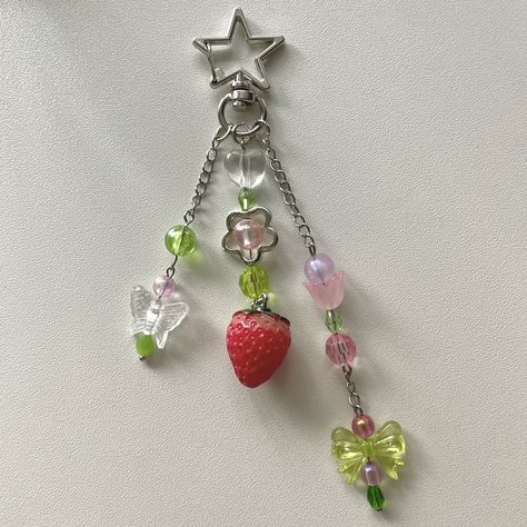 IG: Lilcreativecorner #cute #cutekeychains #keychains #kawaii #kawaiikeychains #y2k #fairycore #kidcore #keychain #strawberry #strawberrykeychain Kidcore Keychain, Phonecase Ideas, Strawberry Keychain, Beaded Bouquet, Strawberry Theme, Beaded Stuff, Bracelets Ideas, Y2k Fairycore, Beads Ideas