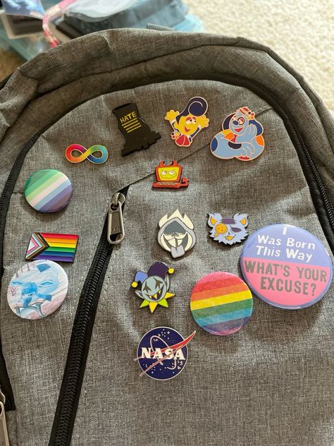 Bag Decoration Aesthetic, Bag With Pins Aesthetic, Backpack Pins Aesthetic, Backpack With Pins, Enamel Pin Backpack, Backpack Ideas, Backpack Art, Messanger Bag, Pin Ideas