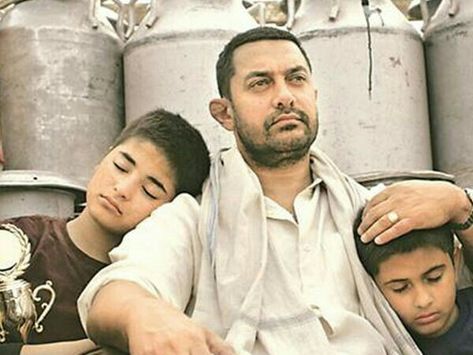 Hindi Dialogues, Dangal Movie, Best Bollywood Movies, 9 Film, Movie Dialogues, Bollywood Cinema, Aamir Khan, Motivational Quotes In Hindi, Sanya