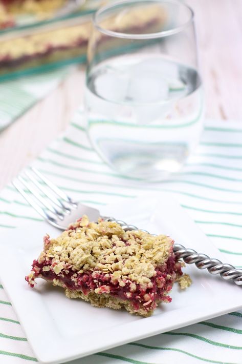 Ww Raspberry Recipes, Weight Watchers Granola Bars, Oatmeal Raspberry Bars Recipe, Raspberry Oatmeal Bars Cake Mixes, Berry Oat Bars Healthy, Healthy Raspberry Oatmeal Bars, Low Calorie Raspberry Dessert, 100 Calorie Strawberry Oatmeal Bars, Raspberry Granola Bars