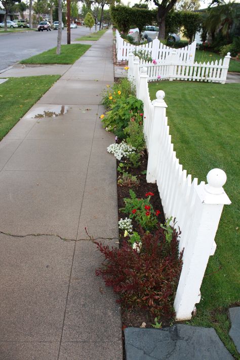 Picket Fence with room for plants along the front Pagar Modern, Yard Fence, Front Fence, White Fence, Patio Fence, Front Yard Fence, White Picket Fence, Desain Lanskap, Fence Landscaping