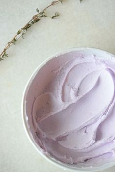 The fluffiest and most delicious lavender frosting. This lavender frosting recipe is the perfect pair for cakes cupcakes and cookies. Lavender Icing Recipe, Lavender Icing, Lavender Frosting, Lavender Food, Lavender Buttercream, Lavender Recipes, Culinary Lavender, Purple Food, Icing Frosting