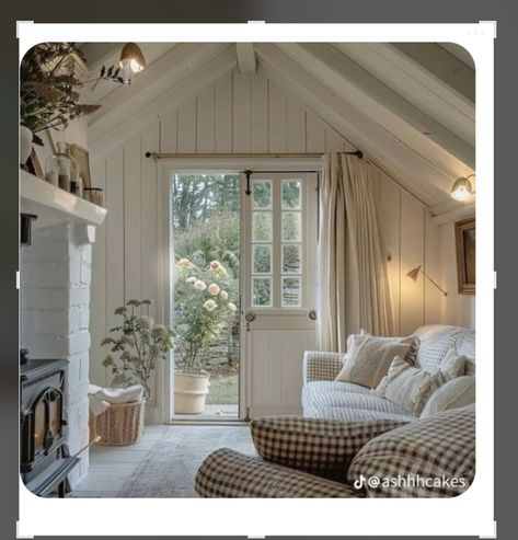 Tiny Cottage Living Room, Country House Aesthetic Interior, Cozy Modern Cottage, Cottage Style Homes Interior, Scandi Cottage, Country Cottage Living, Casa Country, Dream Cottage, Cottage Ideas