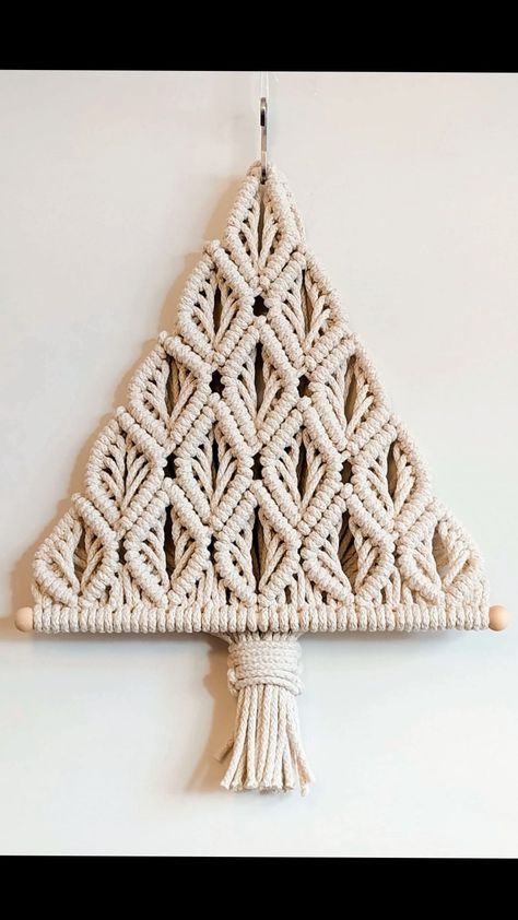 Crochet Rustic Christmas, Macrame Trees, Rustic Christmas Tree Ornaments, Diy Macrame Plant Hanger Easy, Free Christmas Crochet, Christmas Tree Designs, Christmas Macrame, Crochet Christmas Tree, Christmas Crochet Patterns Free