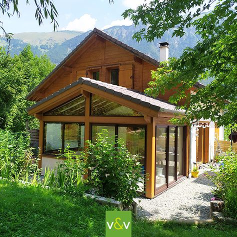 La véranda Bois de Michèle & Vincent à Annemasse 74 - Vie & Véranda  " Nous rêvions de profiter du jardin toute l'année et d'une pièce supplémentaire parfaitement intégrée à notre maison " Extension Veranda, A R, Gazebo, House Exterior, Porch, Outdoor Structures, Cabin, Exterior, House Styles