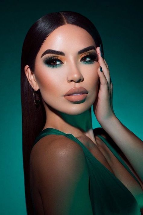 Green Dress Makeup, Emerald Green Dress, Prom Eye Makeup, Christmas Makeup Look, Green Makeup, Beauty Make-up, Homecoming Makeup Browneyes, Makijaż Smokey Eye, Green Eyeshadow