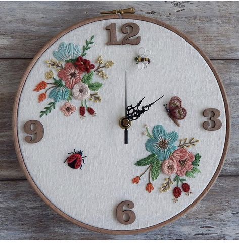 Crewel Embroidery Tutorial, Embroidered Wall Art, Embroidery Hoop Crafts, Elegant Watch, Embroidery Hoop Wall Art, Ribbon Embroidery Tutorial, Astuces Diy, Hand Embroidery Patterns Flowers, Diy Embroidery Patterns