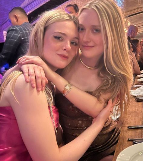 Fanning Sisters, Dakota And Elle Fanning, Dakota Fanning, Mary Shelley, Mrs Claus, Elle Fanning, Pale Skin, Girls In Love, Cool Girl