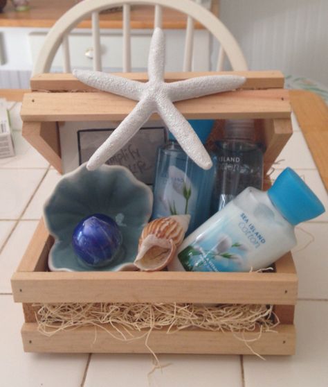 Beach Themed Gift Basket, Beach Bag Gift Ideas, Themed Gift Basket Ideas, Beach Gift Basket, Hommade Gifts, Gift Basket Ideas For Women, Spa Baskets, Bag Gift Ideas, Beach Bag Gift