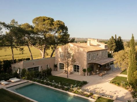 Transformation of the Provençal house at the foot of the Alpilles - Bosc Architectes à St Rémy de Provence Country House Exterior, Provence House, Old Country Houses, Italy House, European Style Homes, Dutch House, European House, French Countryside, French House