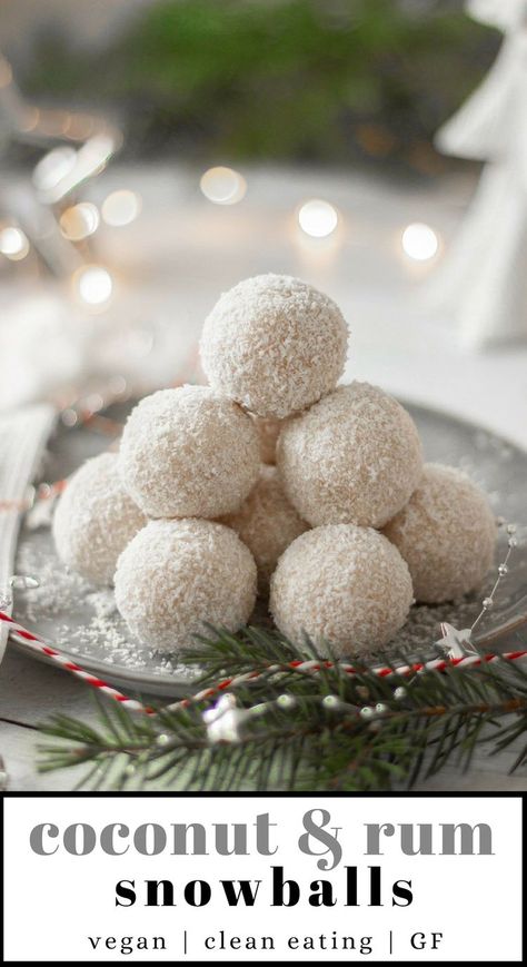 These Vegan Coconut & Rum Snowballs are the easiest, no-bake Christmas treats! They're super festive and tasty, but clean eating and healthy at the same time. Made with coconut and oat flour, so gluten-free too! | The Green Loot #vegan #veganrecipes #Christmas #dairyfree #cleaneating Easy Vegan Desserts, Vegan Clean Eating, Vegan Christmas Desserts, Vegan Christmas Cookies, Healthy Christmas Recipes, Coconut Snowballs, Desserts Christmas, Vegan Christmas Recipes, Gluten Free Christmas