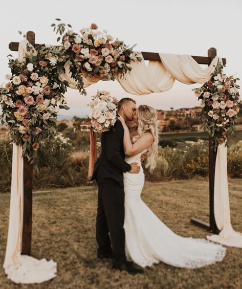 Rustic Alter Wedding, Neutral Wedding Arch, Chuppah Inspiration, Wedding Alter Flowers, Alter Wedding, Wedding Trellis, Rose Arch, Wedding Arch Ideas, Hall Decorations