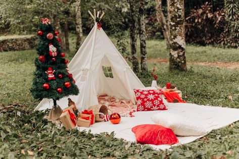 Natal área externa. Simple Christmas Minis Outdoor, Christmas Tent Photoshoot, Christmas Picnic Photoshoot, Teepee Christmas Photo Shoot, Christmas Teepee Photoshoot, Christmas Minis Photography Outdoors, Christmas Photoshoot Outdoor, Outdoor Christmas Photoshoot Ideas, Christmas Teepee