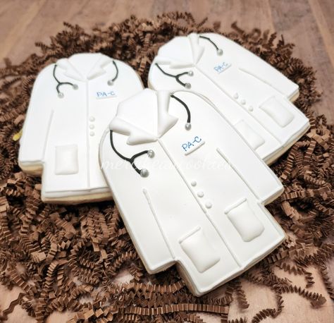 Dr. Coat cookies by @mercibeaucookies White Coat Cookies, Dr Coat, Physician Assistant School, Nurse Cookies, Doctor Coat, White Lab Coat, White Coat Ceremony, Doctor Outfit, Cookie Favors