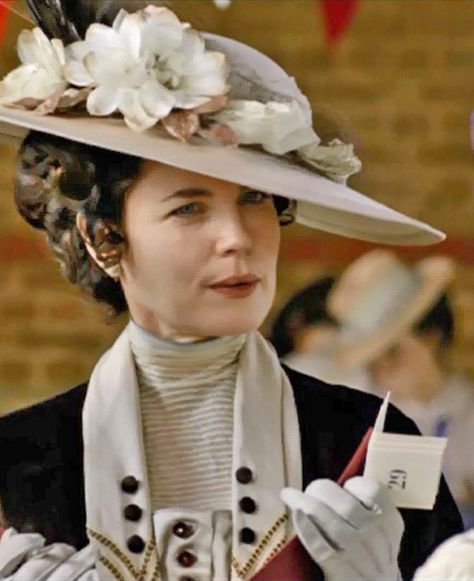 Lady Grantham attends the annual Downton Flower Show, summer 1913. Downton Abbey Fashion Inspiration, Lady Grantham, 1912 Fashion, Elizabeth Mcgovern, Edwardian Hat, Downton Abbey Fashion, Downton Abby, 1910s Fashion, Lady Mary