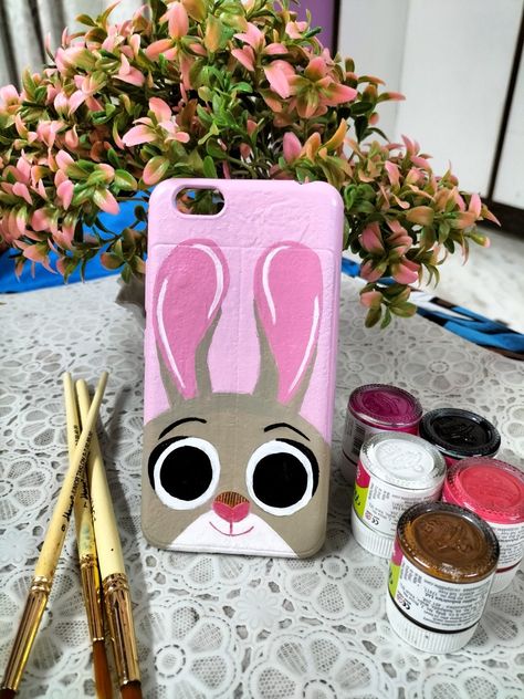 Bunny design on phone cover Medium - Acrylic colours Phone Painting Art, Phone Cover Paper Painting, Phone Cover Painting Ideas Cute, Mobile Phone Cover Painting, Acrylic Painting On Mobile Cover, Cute Diy Phone Cases Paint, Mobail Cover Paint, Mobile Cover Drawing Ideas, Aesthetic Phone Covers Diy Paint