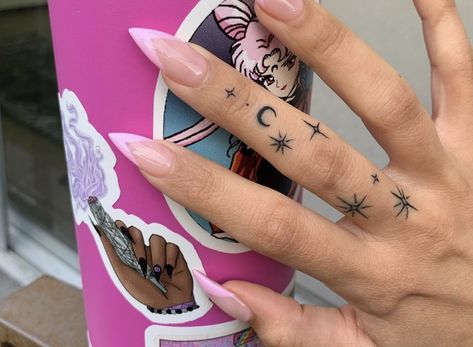 Fairy Finger Tattoo, Color Finger Tattoo, Witchy Finger Tats, Fine Line Hand Tattoos For Women, Hand Tats For Women, Pretty Hand Tattoos For Women, Pretty Finger Tattoos, Side Of Hand Tattoo, Middle Finger Tattoo