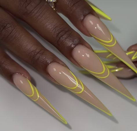 Yellow Stiletto Nails, Yellow Pointy Nails Design, Yellow Nails Stiletto, Stiletto Neon Nails, Yellow Stelito Nails, Lime Green Stilleto Nails, Stiletto Nails, Spring Nails, Beautiful Nails