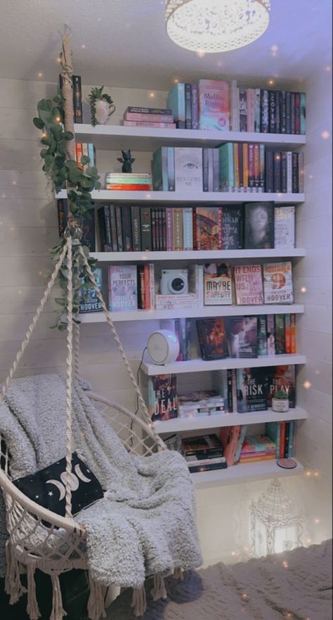 Bookshelf Inspiration, Bookshelves In Bedroom, Home Library Design, Room Redesign, Pinterest Room Decor, Cute Bedroom Decor, Cozy Room Decor, Decor Ideas Bedroom, Dream Room Inspiration