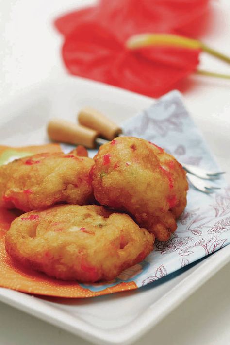 Local Moco: Kamaboko fries up nicely into fritters Kamaboko Recipe, Shrimp Fritters, Nightshade Free Recipes, Steamed Fish, Fritter Recipes, Fish Cake, Melting Pot, Tempura, The Hand