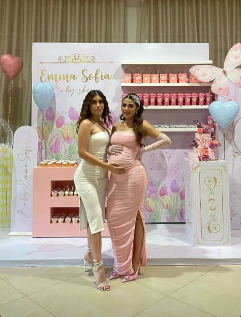 Baby Shower Poses With Friends, Outfit Para Baby Shower Mamá, Outfits Para Baby Shower Mama, Outfit Baby Shower Mama, Vestidos Para Baby Shower, Maternity Street Style, Bwwm Couples, Pretty Pregnant, Bump Photos