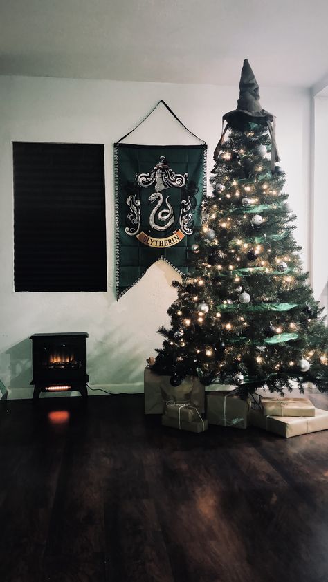 Slytherin Christmas Aesthetic, Slytherin Christmas Tree, Christmas Tree Harry Potter, Hogwarts Christmas Aesthetic, Hogwarts Christmas Tree, Slytherin Christmas, Hp Christmas, Harry Potter Christmas Decorations, Hogwarts Slytherin