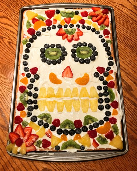 💀🥝Sugar Skull Fruit Pizza🍓💀 Halloween Fruit Pizza Ideas, Sugar Skull Fruit Pizza, Fruit Pizza Halloween, Halloween Fruit Pizza Sugar Cookie, Halloween Fruit Pizza, Skull Fruit, Fruit Pizza Designs, Mini Fruit Pizzas, Pizza Sugar Cookie