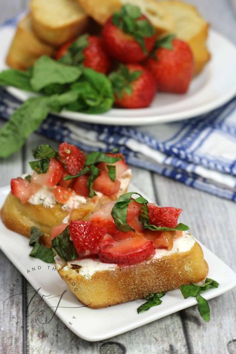 Strawberry Bruschetta Baguettes – Strawberry Appetizers Strawberry Appetizers, Strawberry Bruschetta, Strawberry Ricotta, Ricotta Crostini, Greek Lemon Potatoes, Baguette Recipe, New Oven, Lemon Potatoes, Bruschetta Recipe