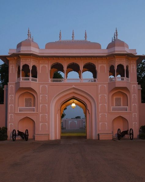 Rajasthani Fort, Aladdin Palace, Rajmahal Palace, Building Entrance Design, India Architecture, Mughal Architecture, Classic House Design, Building Front, Luxurious Hotel