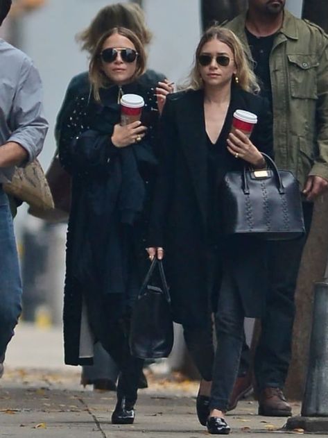 All Of The Olsen Twin’s Best Street Style Moments Ashley Olsen Style, Ashley Mary Kate Olsen, Olsen Fashion, Olsen Twins Style, Olsen Sister, Ashley Black, Mary Kate Ashley, Olsen Twins, Mary Kate Olsen