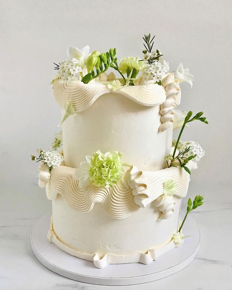 Your Wedding Aesthetics | Spring, with its vibrant energy and blossoming beauty, is undeniably one of the most inspiring seasons. Tying the knot during this time can… | Instagram Funky Wedding Cake, Abstract Cake Design, Non Traditional Wedding Cake, Flower Cake Wedding, Wedding Cake Spring, Spring Birthday Cake, Spring Cake Designs, Whimsical Wedding Cake, Greenery Cake