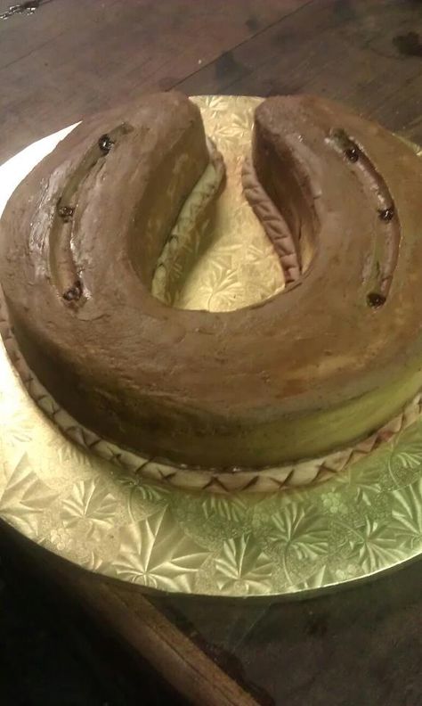 Groom's Horseshoe Cake Horse Shoe Cake, Fondant Horse Shoe Tutorial, Horseshoe Cake Ideas, Horseshoe Wedding Table, Horse Shoe Birthday Cakes, Horseshoe Cupcake Cake Pull Apart, Western Wedding Cakes, Shoe Cake, Sunflower Themed Wedding