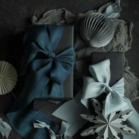 hoildy gift wrapping supplies. Blue gift wrapping ribbons Birthday Present Ideas For Dad, Present Ideas For Dad, Gift Ideas For Dad Birthday, Elegant Gift Wrapping, Wedding Table Linens, Gift Wrapping Inspiration, Handmade Wedding Invitations, Beautiful Gift Wrapping, Blue Gift