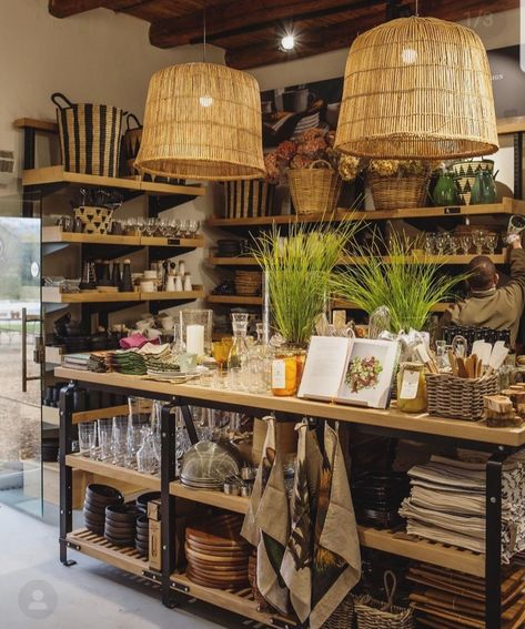 Natural Store Interior Design, Rustic Grocery Store, Traditional Retail Store Design, Mini Market Store Ideas, Antique Store Aesthetic Exterior, Old Country Store Aesthetic, Vintage Store Ideas, South African Homes, Shop Shelving