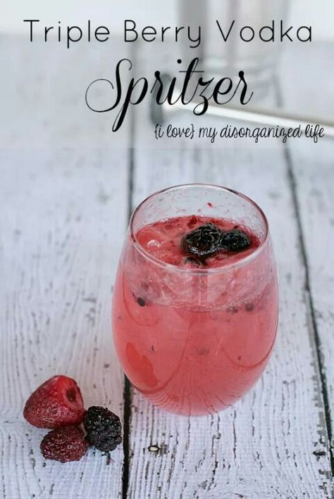 Triple berry vodka Spitzer Low Calorie Alcoholic Drinks, Easy Cocktail Recipe, Spritzer Recipes, Refreshing Summer Cocktails, Vodka Cocktail, Summertime Drinks, Refreshing Summer Drinks, Easy Cocktail, Drink Drank Drunk