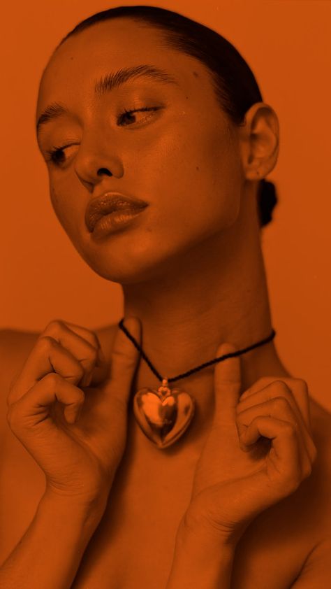 The Chunky Heart Necklace Is A New Jewelry Trend All Over The Internet Chunky Heart Pendant Necklace, Chunky Red Heart Necklace, Necklace 2023 Trends, Chunky Jewelry Outfit, Heart Necklace Outfit, Chunky Necklace Outfit, Fairycore Fits, Necklace Photoshoot, Pendant Necklace Outfit