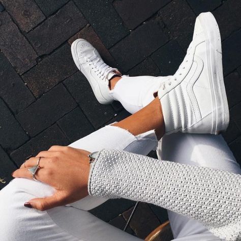 Tennis Photography, White Vans, Woman's Fashion, Street Fashion Photography, Best Sneakers, White Shoes, Sport Fashion, Fashion Sense, Street Style Women