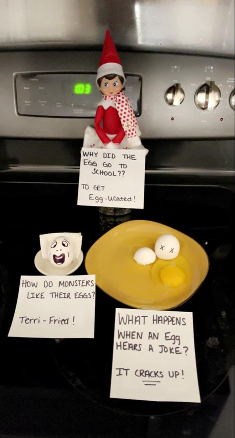 Egg Jokes, Welcome Back Elf, Easy Thanksgiving Table Decor, Elf Return, Napkin Folding Ideas, Table Decor Thanksgiving, Thanksgiving Aesthetic, Elf Ideas Easy, Elf Arrival