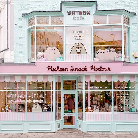 ARTBOX Cafe on Instagram: “We're very proud to present to you... ARTBOX Cafe, the UK's first dedicated character themed cafe and shopping experience! 😻💕😻 . @Pusheen…” Artbox Cafe, Cake Shop Design, Pusheen Shop, Hijau Neon, Pusheen Cute, Pastel Cupcakes, Bakery Decor, Themed Cafes, Cute Cafe