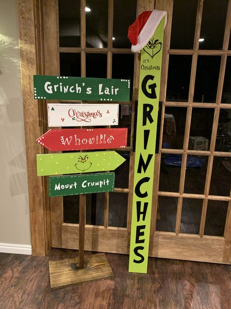 Grinch Christmas Porch Signs, The Grinch Welcome Sign, Grinch Direction Sign, Grinch Welcome Sign, Ffa Projects, Grinchmas Tree, Grinch Diy, Woodworking Christmas, Grinch Sign